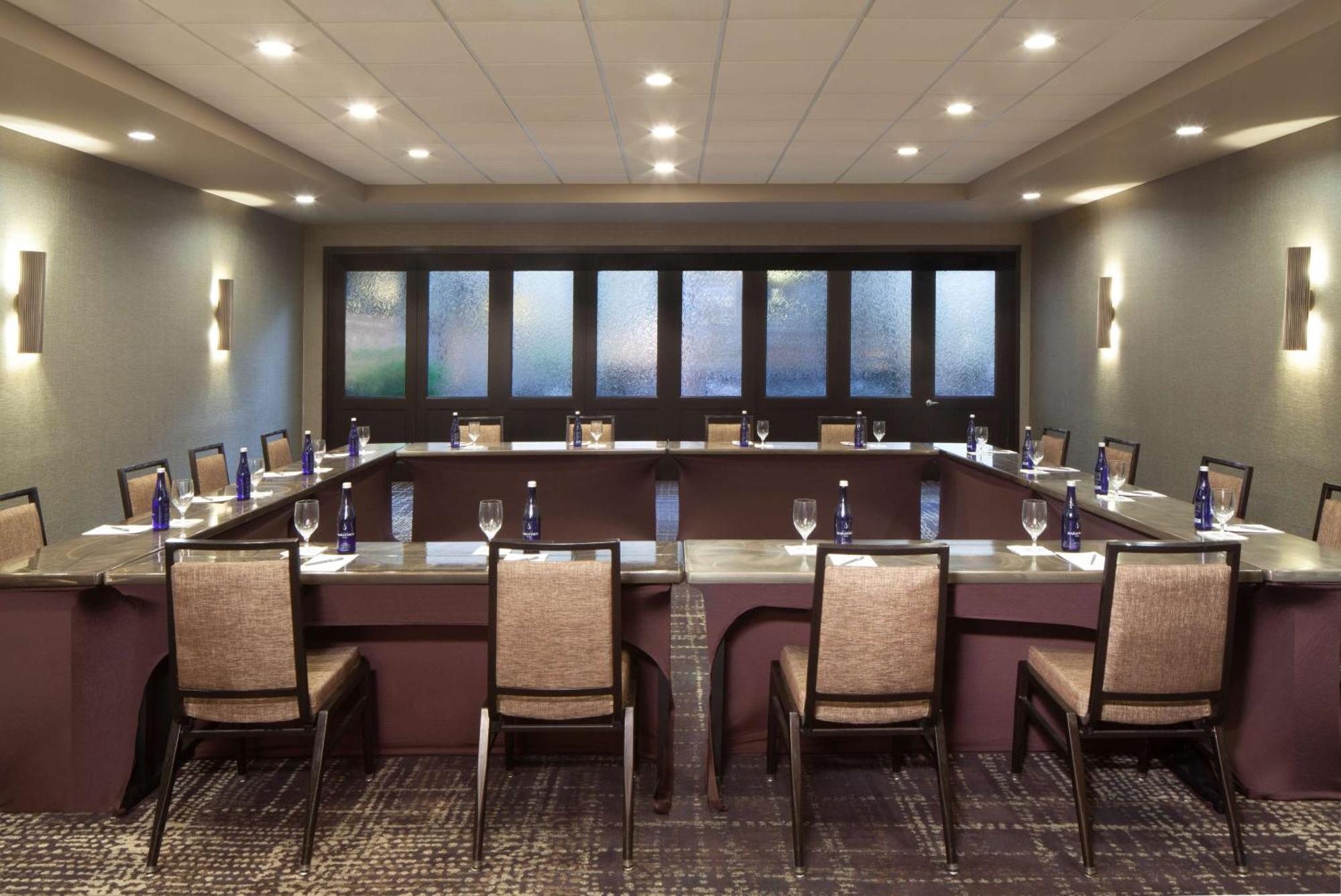 Embassy Suites By Hilton Philadelphia Airport Exterior foto